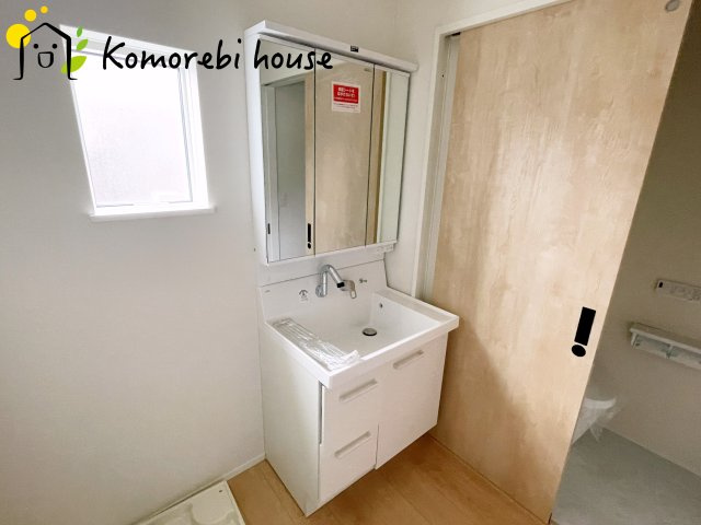 さいたま市大宮区堀の内町2丁目　第1期　新築一戸建て　リナージュ　01の独立洗面台|白を基調とした清潔感のある洗面台。シンプルで上品なデザインが空間に明るさをプラスします。