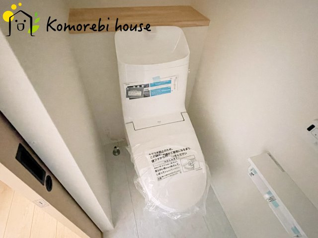 さいたま市大宮区堀の内町2丁目　第1期　新築一戸建て　リナージュ　01のトイレ|温水洗浄機能（ウォシュレット）標準装備で、毎日のトイレ時間がより快適に。やさしい温水洗浄で清潔を保てるだけでなく、冬場のヒヤッと感を軽減する暖房便座も嬉しいポイント。