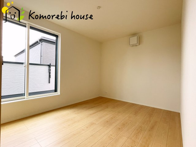 さいたま市大宮区堀の内町2丁目　第1期　新築一戸建て　リナージュ　01の寝室|一日の疲れをゆっくり癒せる主寝室は、ベッドを置いてもゆとりある広さが魅力。収納完備で衣類もスッキリ収まり、静かで落ち着いた空間が快適な眠りをサポートします。