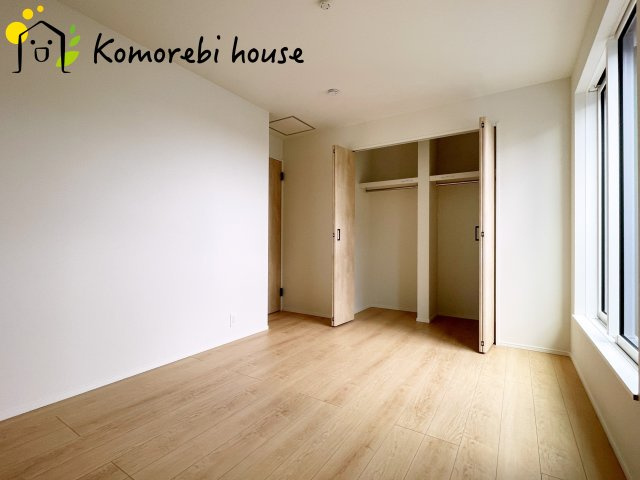 さいたま市大宮区堀の内町2丁目　第1期　新築一戸建て　リナージュ　01の寝室|寝室にはゆとりのある広さがあり、大きめのベッドも余裕をもって配置できます。
実際に内覧いただければ、サイズ感もよりイメージしやすいと思います。採寸もその場でご協力いたしますので、ぜひお確かめください。