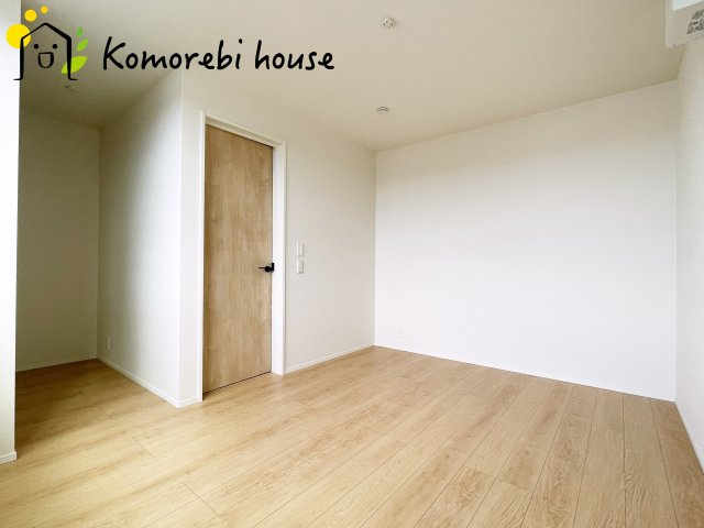 さいたま市大宮区堀の内町2丁目　第1期　新築一戸建て　リナージュ　01の子供部屋|日当たりがよく、机に向かう時間も自然とはかどる子ども部屋。寝る・学ぶ・遊ぶがコンパクトにまとまり、毎日の“小さな成長”を見守る空間です。