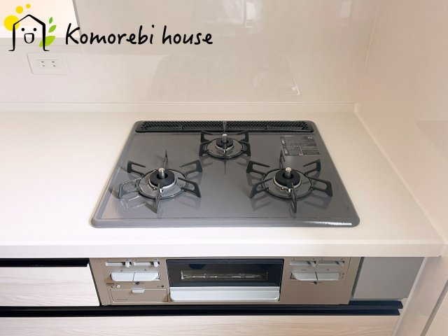 さいたま市大宮区堀の内町2丁目　第1期　新築一戸建て　リナージュ　01のキッチン|同時調理が叶う3口コンロと便利なグリル付き。忙しい朝のお弁当作りも、夕食の複数メニューもスムーズにこなせる頼れる設備です。