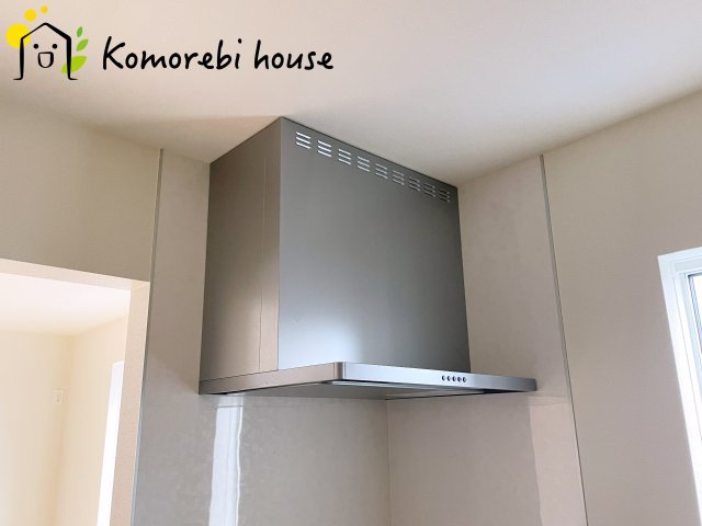 さいたま市大宮区堀の内町2丁目　第1期　新築一戸建て　リナージュ　01のキッチン|吸引力の高いレンジフードが煙や匂いを素早く排出。揚げ物や炒め物も気兼ねなくでき、リビングに匂いを残しません。