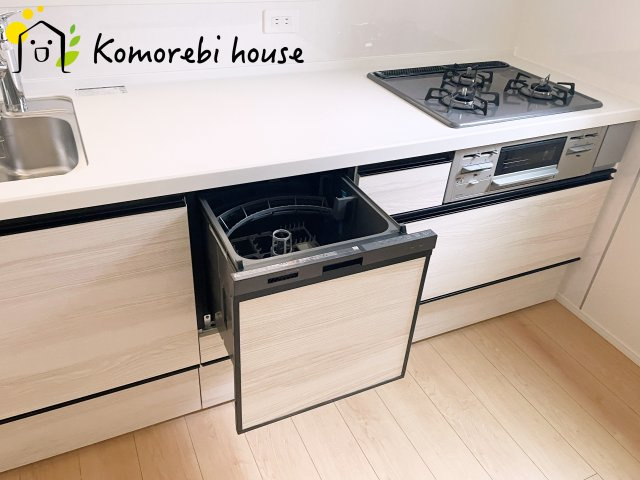 さいたま市大宮区堀の内町2丁目　第1期　新築一戸建て　リナージュ　01のキッチン|忙しい毎日の食後も、食器洗いは食洗器におまかせ。家族が食事を楽しんでいる間に、洗浄・乾燥まで完了するから、片付けのストレスを減らしてリビングでの団らん時間をゆったり過ごせます。