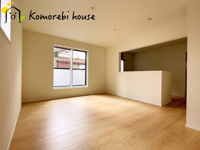 さいたま市大宮区堀の内町2丁目　第1期　新築一戸建て　リナージュ　01の居間・リビング|3階建てならではの2階リビングは、周囲の視線を気にせず光と風をたっぷり取り込める開放的な空間。窓からの景色を眺めながら家族で食事をしたり、リビングで過ごす時間がいつもより心地よく感じられます。