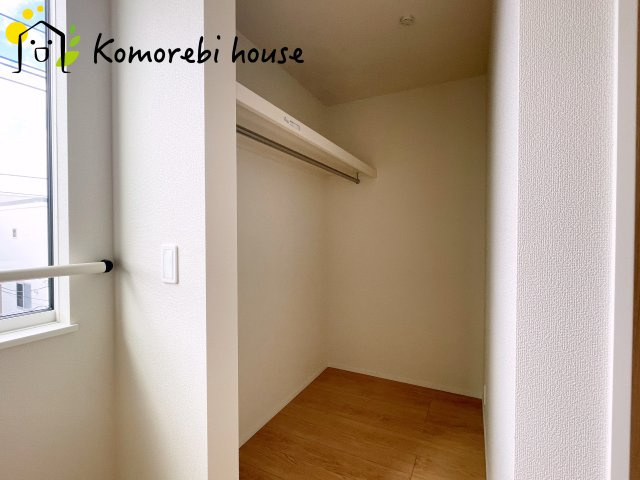 さいたま市大宮区堀の内町2丁目　第1期　新築一戸建て　リナージュ　01の収納|収納力豊富のウォークインクローゼットは、整理整頓が簡単で見た目もすっきり。ハンガーラックや棚を活用して、自分だけの収納空間を自由にアレンジできます