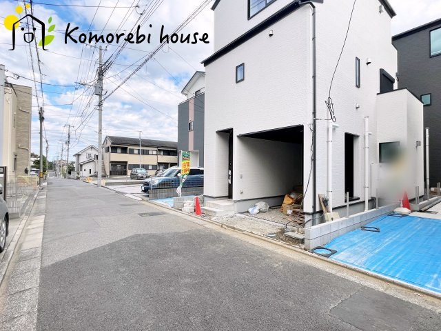 さいたま市大宮区堀の内町2丁目　第1期　新築一戸建て　リナージュ　01の前面道路含む現地写真|前面道路は幅員ゆったりで車の出し入れもスムーズ。静かな住宅街に建つ新築戸建てです。