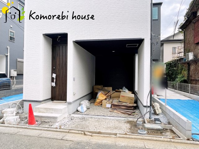 さいたま市大宮区堀の内町2丁目　第1期　新築一戸建て　リナージュ　01の駐車場|敷地内に普通車1台分の駐車スペースを確保。前面道路との動線も良く、毎日の停めやすさを重視した配置です。