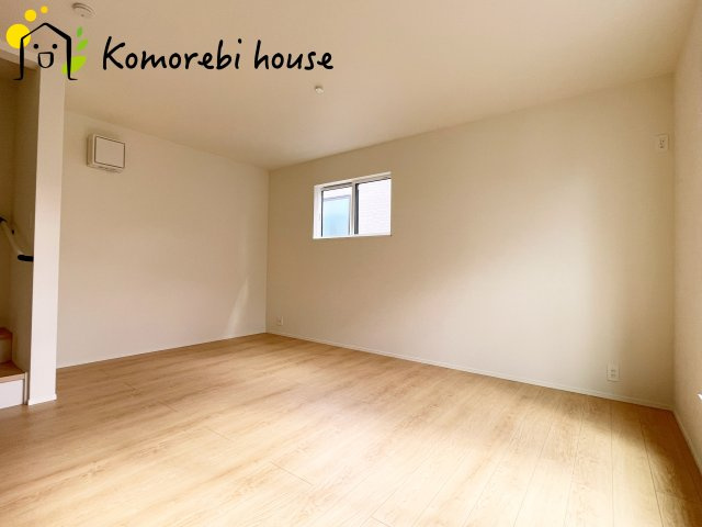 さいたま市大宮区堀の内町2丁目　第1期　新築一戸建て　リナージュ　01の居間・リビング|縦に広がるLDKは、空間を効率的に使える設計。キッチンからリビング、ダイニングまで家族の気配を感じられます。