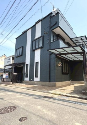 【駐車場】 | 南区大楠１丁目戸建 | 屋根付き駐車場。車種によっては玄関横にもう1台駐車できます。
