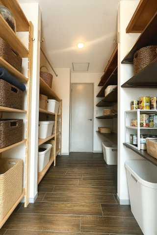 【収納】 | 南区大楠１丁目戸建 | 納戸の収納イメージ図。※AIによるイメージ図です。品物は付属しません。