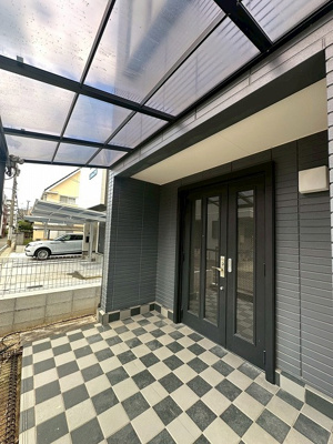 【玄関】 | 南区大楠１丁目戸建 | チェッカーフラッグの玄関ポーチがおしゃれです。