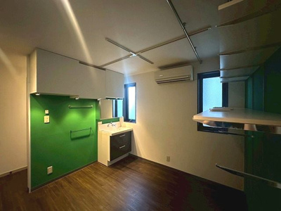 【設備】 | 南区大楠１丁目戸建 | 洗面台のあるサービスルーム。広々していてどう使うか考えるのが楽しいです！