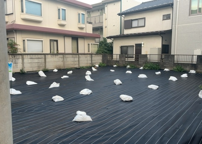 【外観】 | 家を建てる場合、方位は要チェックです。現実的に日当たりのよい家ならばリビングは南側、建築基準法でも北側に当たる家への配慮は求められています。土地を見学に行く際は、方位磁針を持って行くようにしましょう。