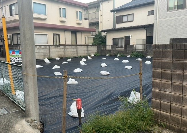 【外観】 | 現地に行くなら、物件の周囲の地形がどうなっているかを見ることも大切です。周辺より低くなっている土地では、大雨などで水が集まりやすいため、地盤が弱くなっているということも考えられるため、注意が必要です。