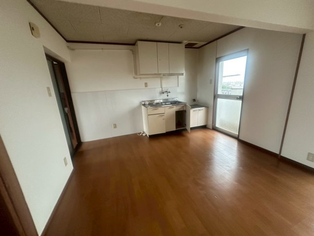 鳥取県米子市 1棟売りマンションの居間・リビング