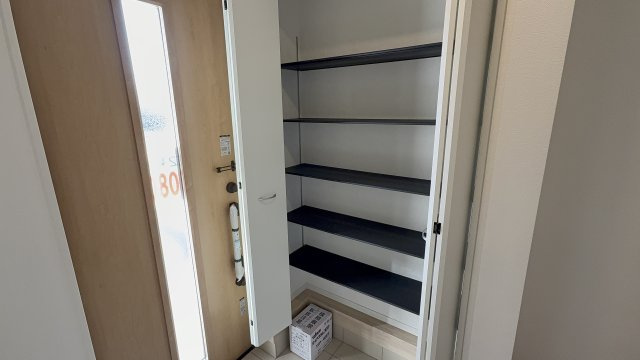 クレイドルガーデン高崎市箕郷町下芝第８　２号棟の玄関|玄関にも収納をご用意しています。