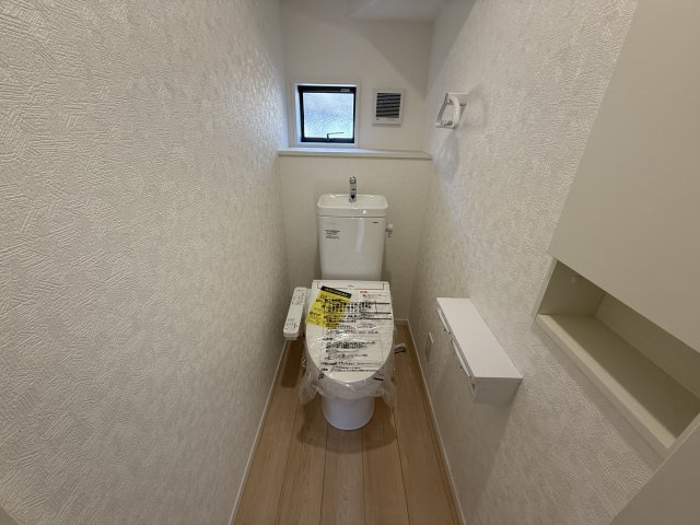 クレイドルガーデン高崎市箕郷町下芝第８　２号棟のトイレ|1階トイレです。清潔感のある白を基調としています。
温水洗浄・便座暖房機能の付いた快適なトイレです☆