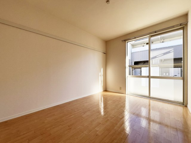 パークビレッヂＥの洋室|収納がある方の洋室