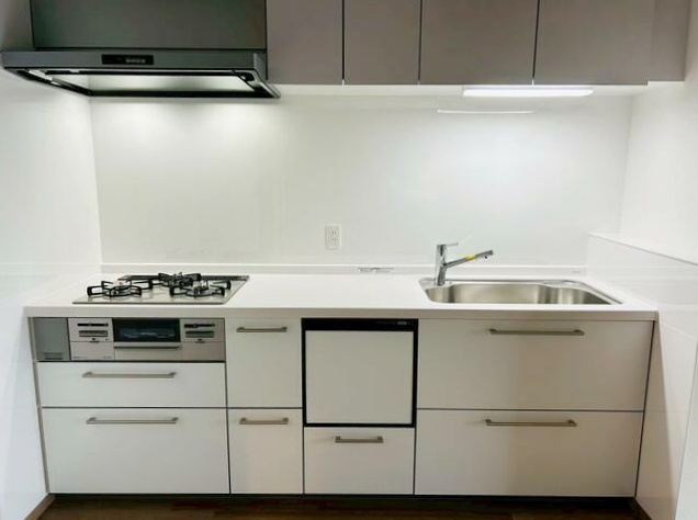 常盤一ノ井町のキッチン|システムキッチンも新設です！３口コンロのキッチンなので、お料理も捗りますし、２人並んでも準備が可能です♪