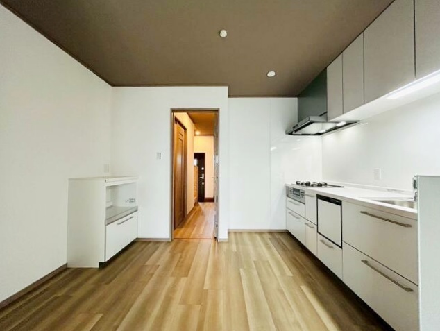 常盤一ノ井町のキッチン|キッチンの反対側にはカップボードつきなので、食器棚をサイドに置いたり、新生活のイメージつきやすいですね！内覧可能なのでお問い合わせください♪