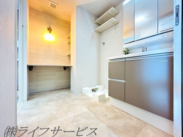 【洗面所】 | グランコート西中島 | 洗面所に作業のしやすいカウンター有