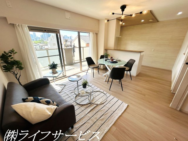 【居間・リビング】 | グランコート西中島 | 南向きにつき陽当り良好！室内改装済なのですぐにお住まい頂けます！