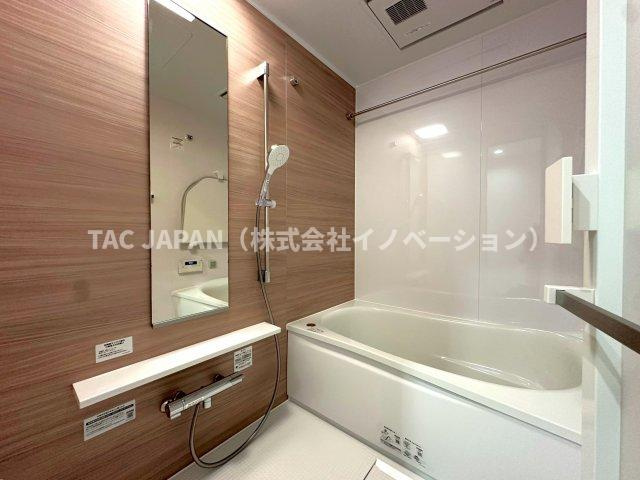 アクトピア北赤羽参番館の浴室|ワンタッチでお湯張りや追炊ができるオートバスと足を伸ばせる浴槽で24時間いつでも快適にリフレッシュできる新品浴室。雨のお洗濯や日頃のメンテナンスなどに役立つ浴室換気乾燥機完備。