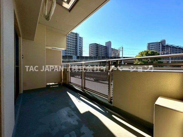 アクトピア北赤羽参番館のその他|不思議と空が近く感じられる日当たりの良いワイドバルコニー。非常に気温が高い日の撮影でしたが、心地よい風を感じながら望むロケーションの良さに思わず立ち止まって眺めてしまいました。