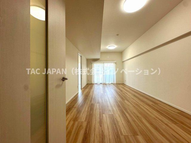 アクトピア北赤羽参番館の居間・リビング|楽しそうな笑い声がいまにも聞こえてきそうなダイニングスペース。照明器具や壁のスイッチ類まで交換した丁寧なリフォームにより、明るく上質な空間が創造されています。