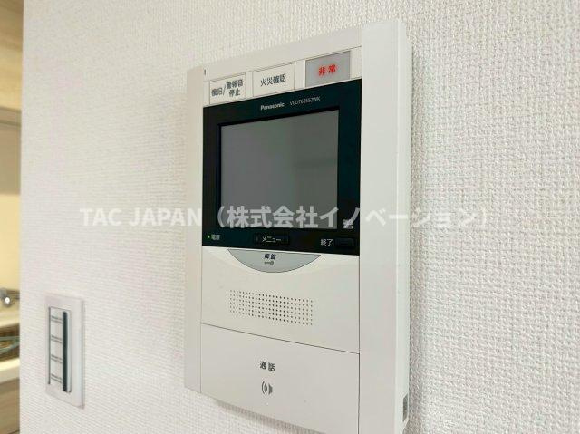 アクトピア北赤羽参番館の防犯設備|【モニター付きインターホン】
リビングから来訪者を確認できる防犯性に優れたモニタ付インターホン。