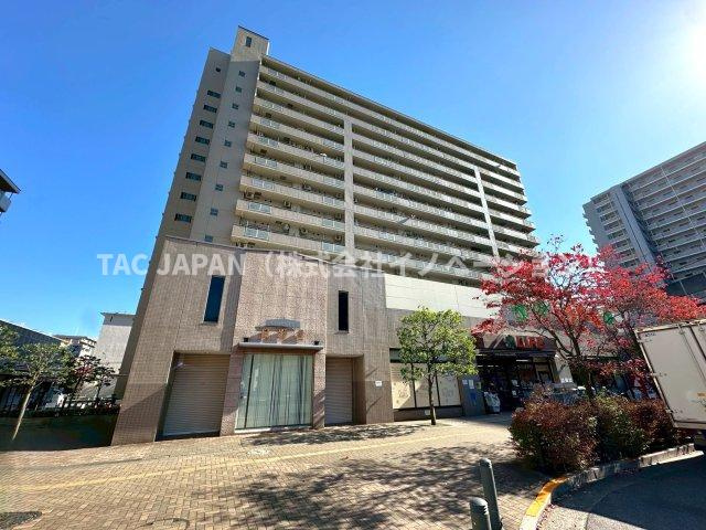 アクトピア北赤羽参番館の外観|駅前ロータリーに面する好立地！1階にスーパーライフが入店し、エントランス向かいにはセブンイレブンがある好立地です。