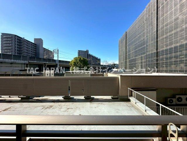 アクトピア北赤羽参番館のその他|スポット的にひらけたロケーション。1階部分にはスーパーが入店し、エントランス向かいにはセブンイレブンが揃う利便性と居住性の高さがマッチしたマンションならではの上質な暮らしがここに。