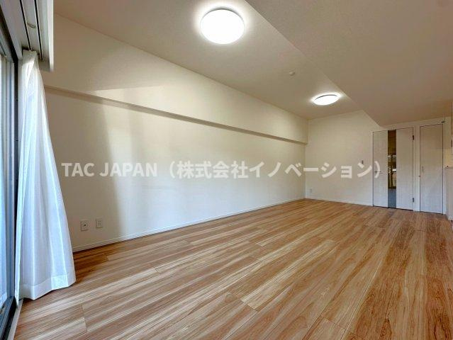 アクトピア北赤羽参番館の居間・リビング|【保証付きフルリノベ】
キッチンやお風呂・洗面など水回りの設備機器はもちろん、床や壁・天井やコンセントやスイッチ類まで全て新品交換したフルリノベーション。立地に見合う上質な居住空間を創造しています。