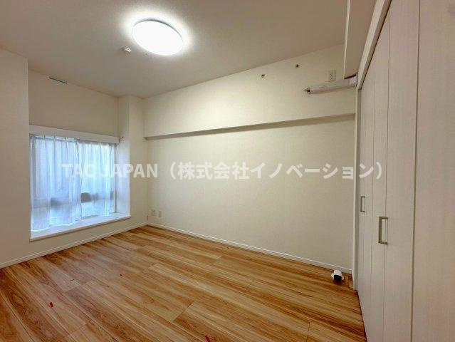 アクトピア北赤羽参番館の洋室|Wベッドも余裕でおけるカウンター付き約６．９帖の洋室。