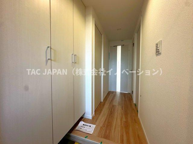 アクトピア北赤羽参番館の玄関|日頃からスッキリ使いたい玄関スペースには大きなシューズクローゼットを完備。上質な空間を再現しています。
03-5918-8689