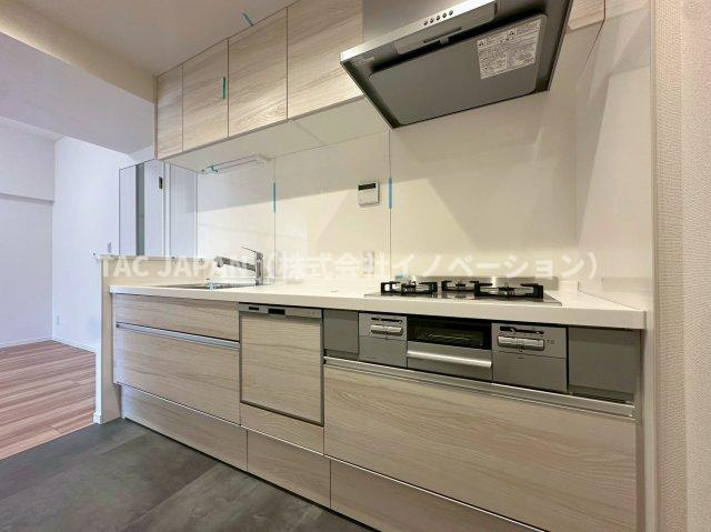 アクトピア北赤羽参番館のキッチン|使い勝手の良い「3口ガラストップガスコンロ」「浄水シャワー栓」「ビルトイン食器洗浄乾燥機」を備えた新品システムキッチンを設置します。