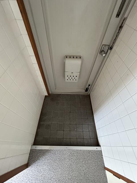 稲城市平尾１丁目の賃貸マンションの玄関