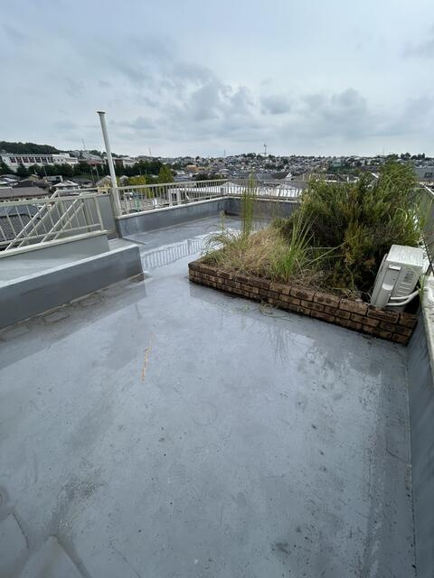 稲城市平尾１丁目の賃貸マンションの庭