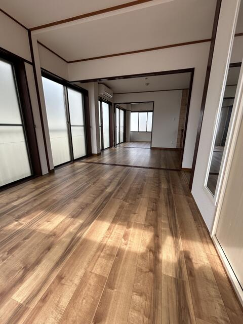 稲城市平尾１丁目の賃貸マンションの居間・リビング