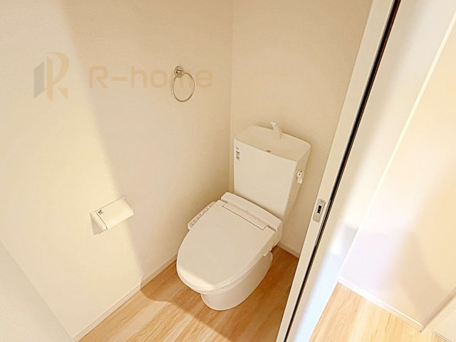 守谷市薬師台8期　新築戸建て　1号棟のトイレ|温水洗浄便座付きのトイレ。
トイレが２ヵ所設置で朝の忙しい時間でも安心です。