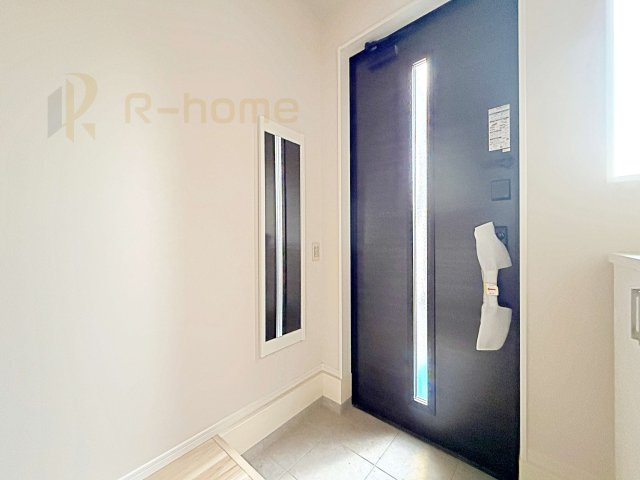 守谷市薬師台8期　新築戸建て　1号棟の玄関|お出かけ時に嬉しいミラー付きの玄関！