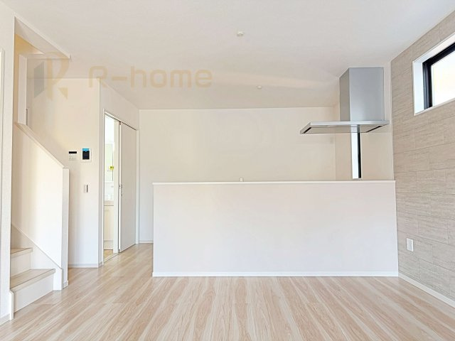 守谷市薬師台8期　新築戸建て　1号棟のキッチン|リビングで遊ぶお子様にも目が届くカウンターキッチン！コンロ前も壁がない嬉しい仕様♪