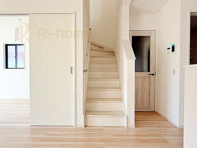 守谷市薬師台8期　新築戸建て　1号棟の内装|手すりのついた階段！小さなお子様の利用も一安心です♪