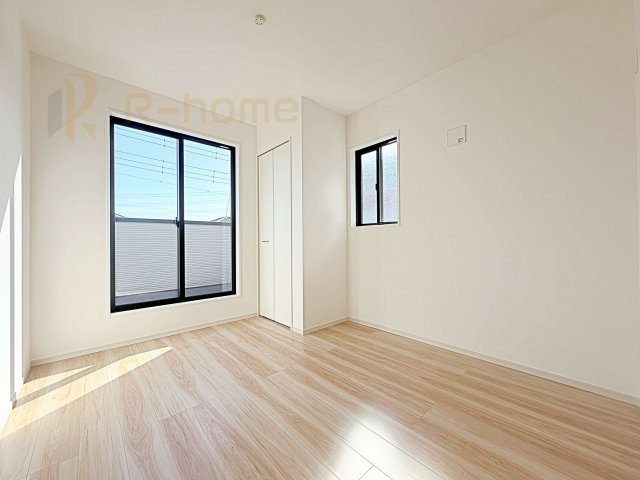 守谷市薬師台8期　新築戸建て　1号棟の洋室|どんな部屋家具も合わせやすいシンプルな洋室！
たっぷりの日差しと心地よい風が舞い込む住まい♪