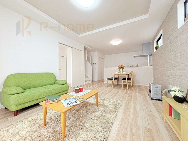 守谷市薬師台8期　新築戸建て　1号棟の居間・リビング|広々としたLDK♪自然と家族が集まるリビング階段プラン♪