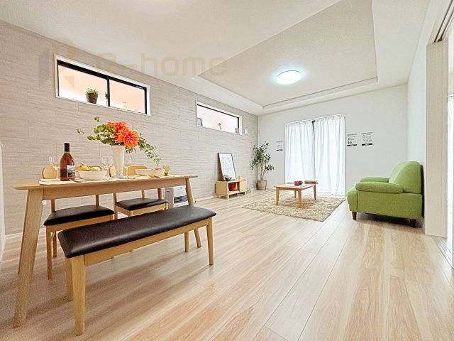 守谷市薬師台8期　新築戸建て　1号棟の居間・リビング|たっぷりの陽光が注ぎ込む明るいリビング♪アクセントクロスがお洒落なくつろぎ空間！