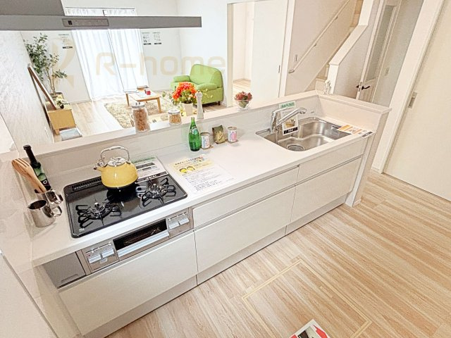 守谷市薬師台8期　新築戸建て　1号棟のキッチン|料理をしながら家族とコミュニケーションが取れる対面式システムキッチン。