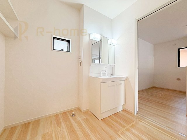 守谷市薬師台8期　新築戸建て　1号棟の洗面所|清潔感溢れる洗面台は嬉しい三面鏡付き。洗剤や歯ブラシなどもすっきり収納できます♪