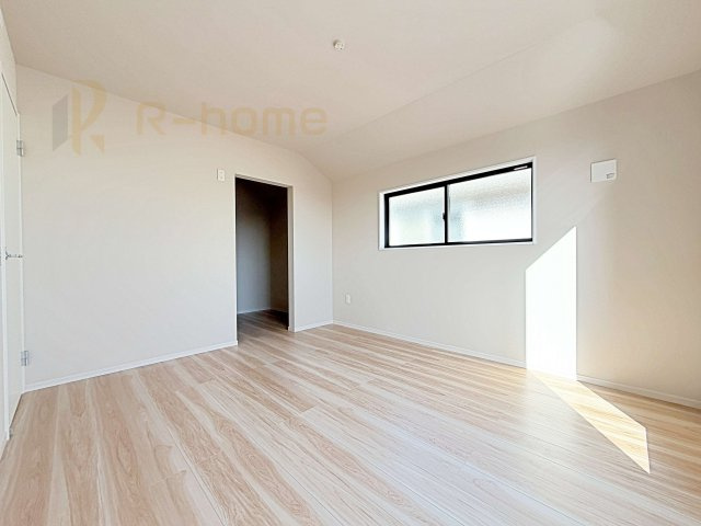 守谷市薬師台8期　新築戸建て　1号棟の洋室|収納便利なウォークインクローゼット付きの洋室♪
明るく風通しの良いお部屋です♪